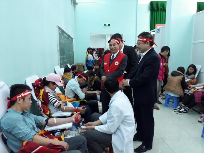 Hàng ngàn sinh viên Thanh Hóa đội mưa tham gia chương trình hiến máu - ảnh 2