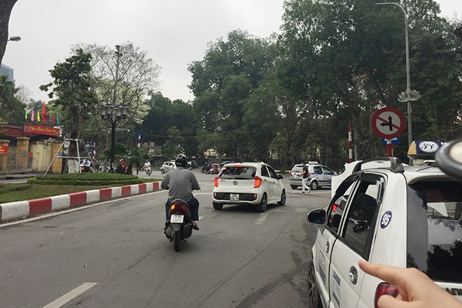 Ngán ngẩm kiểu tham gia giao thông 'phớt lờ' biển cấm - ảnh 2