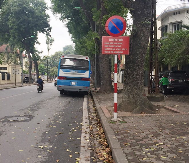 Ngán ngẩm kiểu tham gia giao thông 'phớt lờ' biển cấm - ảnh 3
