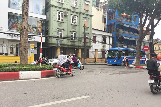 Ngán ngẩm kiểu tham gia giao thông 'phớt lờ' biển cấm - ảnh 1
