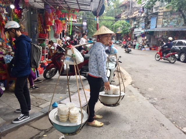 Đường phố Hà Nội ngập tràn không khí Tết Hàn thực - ảnh 8