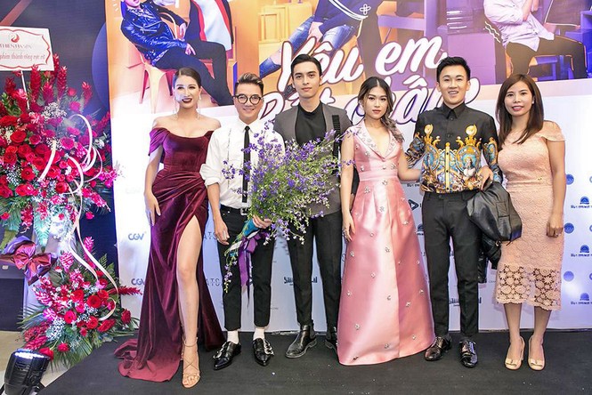 Trang Trần diện đầm trễ nải khoe vòng một hút mắt - ảnh 6