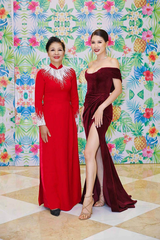 Trang Trần diện đầm trễ nải khoe vòng một hút mắt - ảnh 3