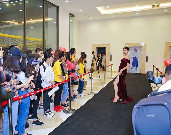 Trang Trần diện đầm trễ nải khoe vòng một hút mắt - ảnh 1