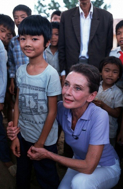 Hình ảnh xúc động của nữ minh tinh Audrey Hepburn khi đến Việt Nam - ảnh 3