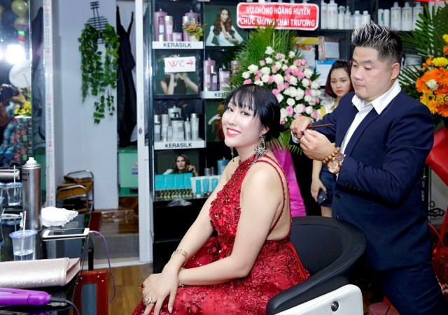 Phi Thanh Vân xuất hiện khác lạ, được trai trẻ chăm sóc tại sự kiện - ảnh 5