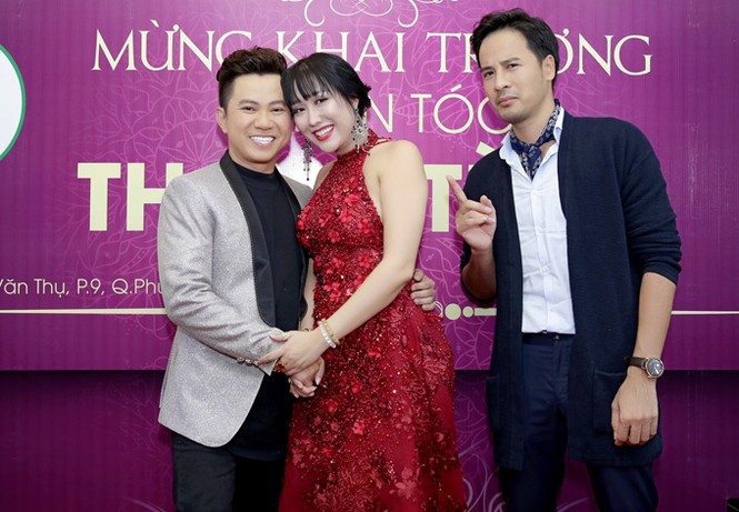 Phi Thanh Vân xuất hiện khác lạ, được trai trẻ chăm sóc tại sự kiện - ảnh 4