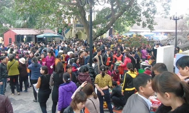 Biển người đổ về “vay tiền” Bà Chúa Kho - ảnh 2
