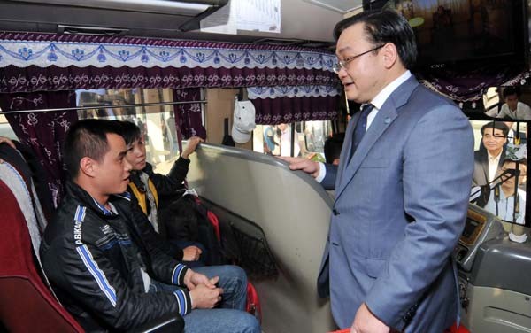 Bí thư Hà Nội lì xì cho hành khách đi tàu xe - ảnh 1