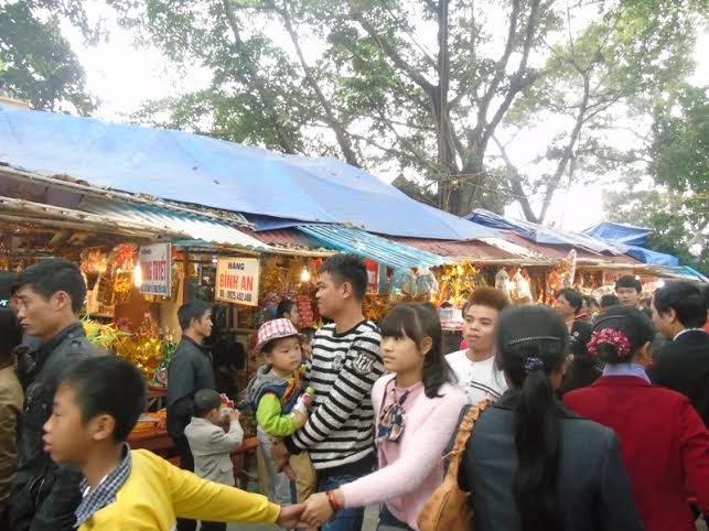 Biển người đổ về “vay tiền” Bà Chúa Kho - ảnh 4