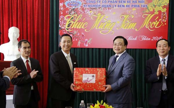 Bí thư Hà Nội lì xì cho hành khách đi tàu xe - ảnh 8