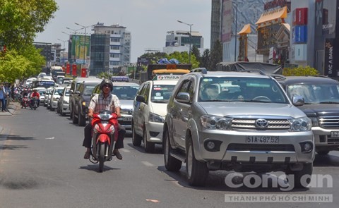 Người đàn ông dắt xe máy đi bộ, bị xe bồn cán tử vong - ảnh 1