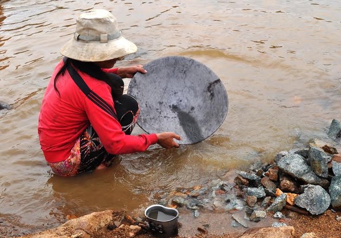 Hàng trăm người liều mình đãi vàng dưới đập thủy điện - ảnh 1