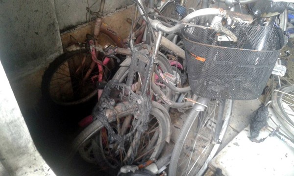Cháy lớn thiêu rụi nhiều xe máy tại khu chung cư Linh Đàm - ảnh 3