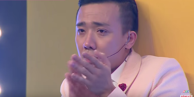 ‘Fan cuồng’ Sơn Tùng khiến giám khảo ‘Đấu trường tiếu lâm’ bật khóc - ảnh 2