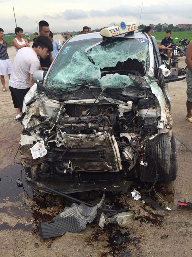 Xe bus chở 20 hành khách lật nghiêng sau khi đâm nát taxi - ảnh 1