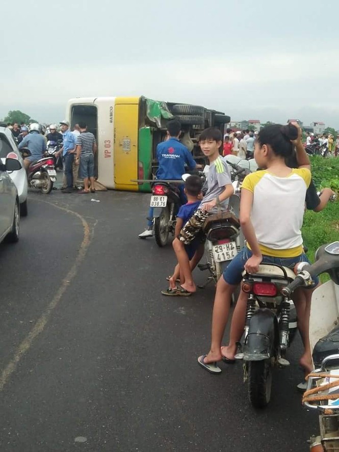Xe bus chở 20 hành khách lật nghiêng sau khi đâm nát taxi - ảnh 2