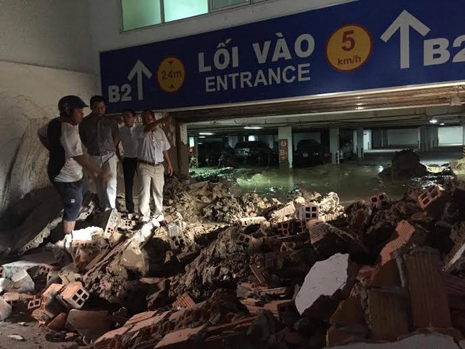 Sập tường hầm chung cư chôn vùi hàng chục ô tô, xe máy - ảnh 4