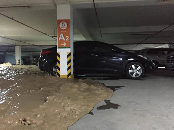 Sập tường hầm chung cư chôn vùi hàng chục ô tô, xe máy - ảnh 5