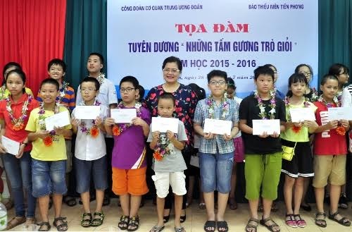 Khen thưởng “Những tấm gương học trò giỏi”, năm học 2015 - 2016 - ảnh 1
