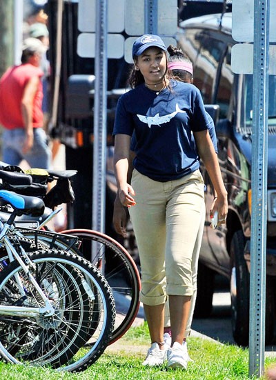 Tổng thống Obama cho con gái út phục vụ trong quán - ảnh 1