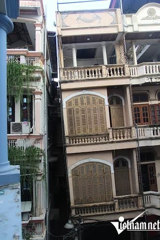 Nhà 4 tầng nghiêng như tháp Pisa, chực sập giữa Thủ đô - ảnh 1