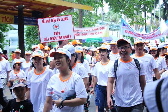 Hơn 7.000 người đi bộ đồng hành nạn nhân da cam - ảnh 1