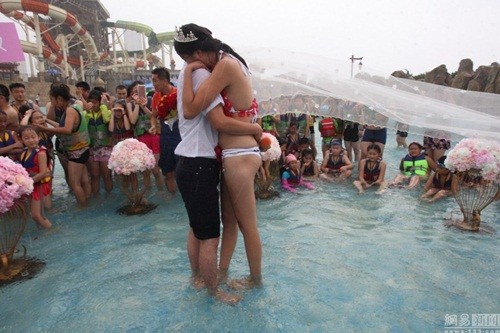 Dùng bikini kết hoa hồng để cầu hôn dưới mưa - ảnh 1