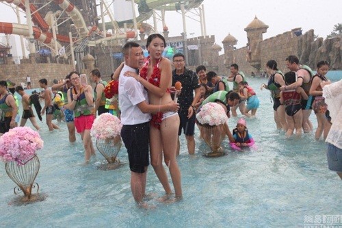 Dùng bikini kết hoa hồng để cầu hôn dưới mưa - ảnh 2