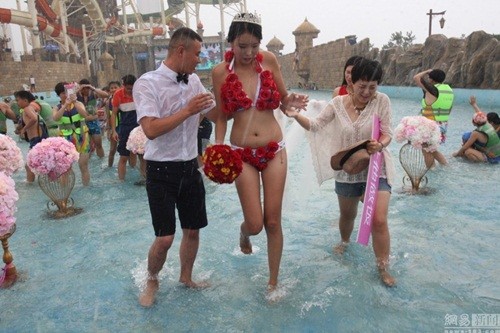 Dùng bikini kết hoa hồng để cầu hôn dưới mưa - ảnh 3