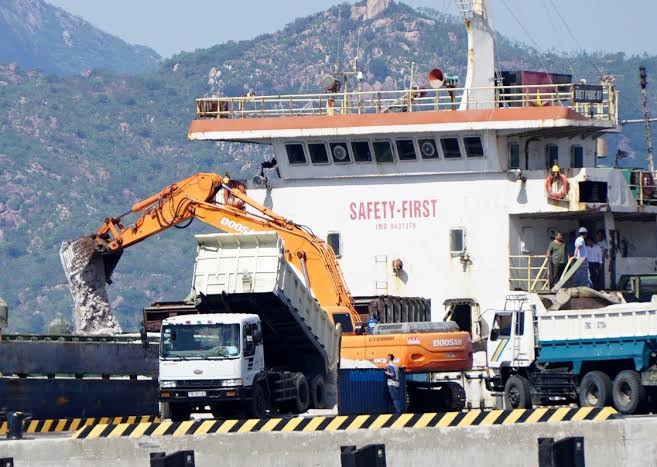 Tàu đầu tiên ăn hàng ở Cảng quốc tế Cam Ranh - ảnh 6