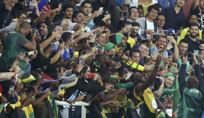 Usain Bolt được nữ CĐV cầu hôn sau khi giành HCV - ảnh 9