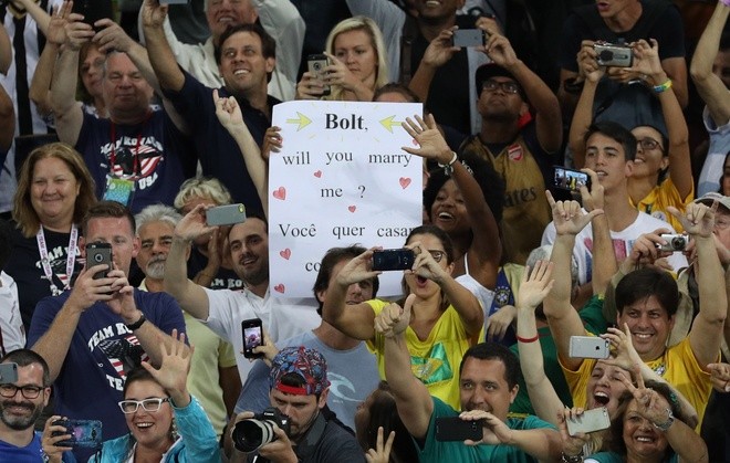 Usain Bolt được nữ CĐV cầu hôn sau khi giành HCV - ảnh 6
