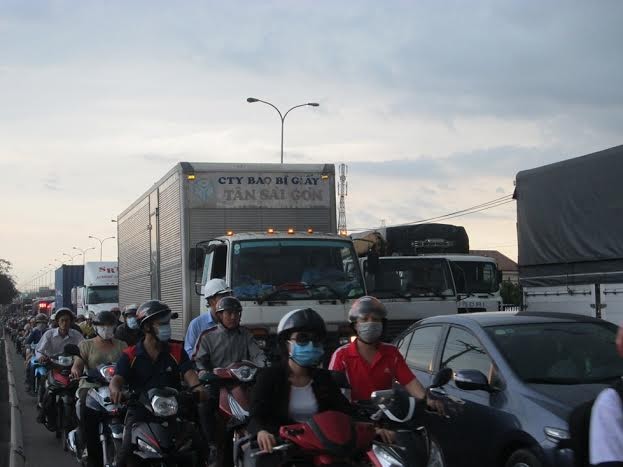 Quốc lộ 1A kẹt cứng vì tai nạn liên hoàn - ảnh 1