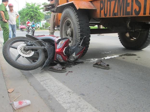 Quốc lộ 1A kẹt cứng vì tai nạn liên hoàn - ảnh 2