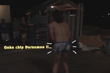 Trấn Thành mặc quần Doremon 'tung tăng' trên phim trường - ảnh 1