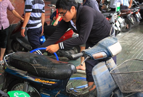 Nhiều ôtô, xe máy ngập gần 2 m trong hầm ở Sài Gòn - ảnh 1