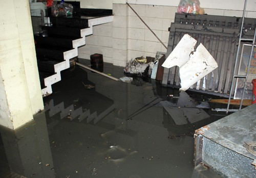 Nhiều ôtô, xe máy ngập gần 2 m trong hầm ở Sài Gòn - ảnh 2
