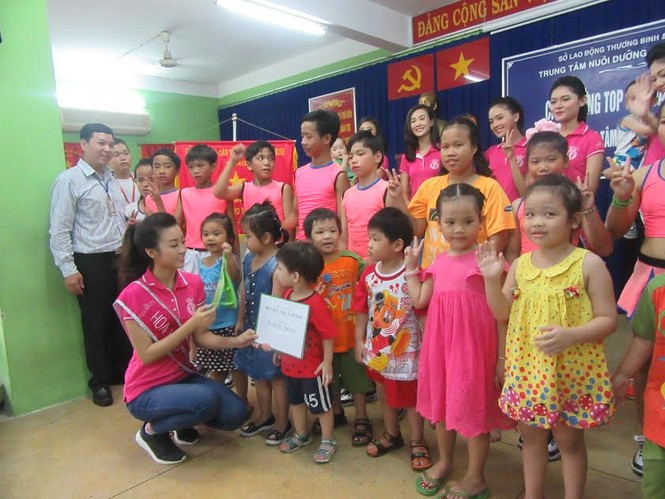 Hoa hậu Đỗ Mỹ Linh trao quà từ thiện cho trẻ bị bỏ rơi - ảnh 1
