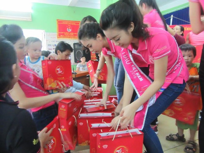 Hoa hậu Đỗ Mỹ Linh trao quà từ thiện cho trẻ bị bỏ rơi - ảnh 2