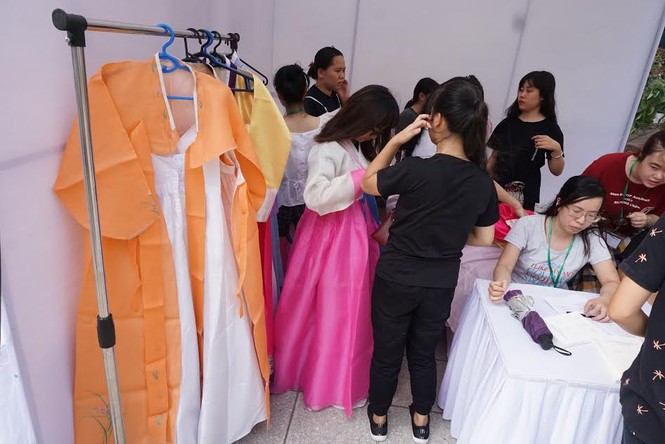 Thiếu nữ Hà thành thích thú mặc thử hanbok - ảnh 1