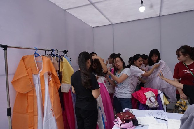 Thiếu nữ Hà thành thích thú mặc thử hanbok - ảnh 2