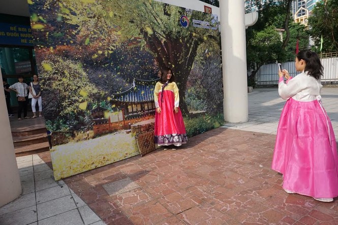 Thiếu nữ Hà thành thích thú mặc thử hanbok - ảnh 3