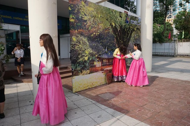 Thiếu nữ Hà thành thích thú mặc thử hanbok - ảnh 4