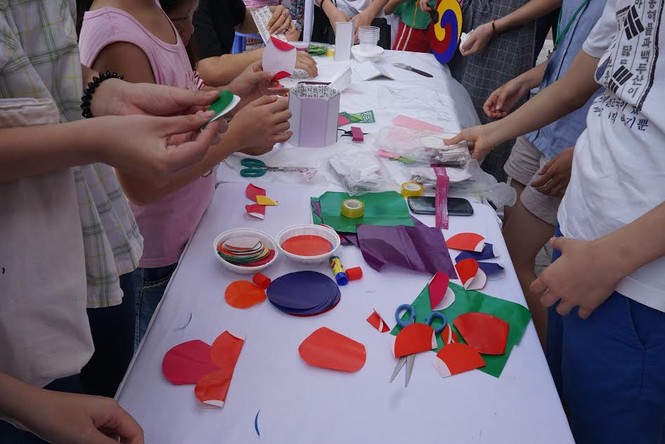 Thiếu nữ Hà thành thích thú mặc thử hanbok - ảnh 5