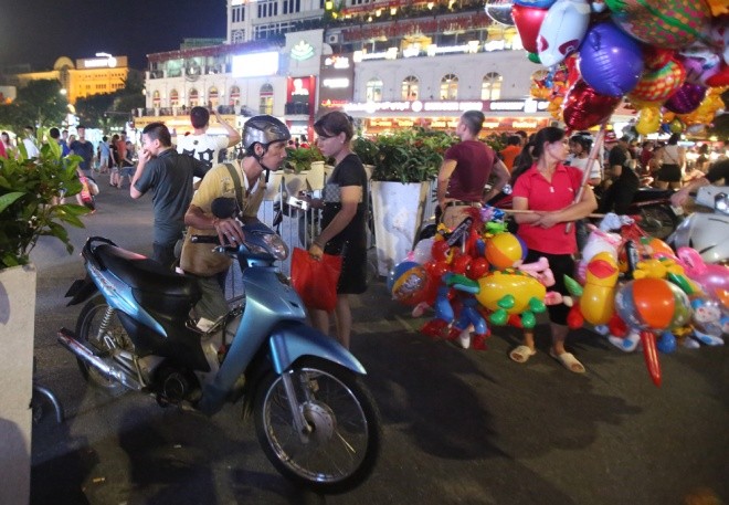 Công an trông giữ xe ở phố đi bộ hồ Gươm - ảnh 10