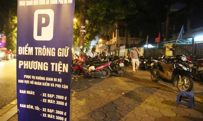 Công an trông giữ xe ở phố đi bộ hồ Gươm - ảnh 1