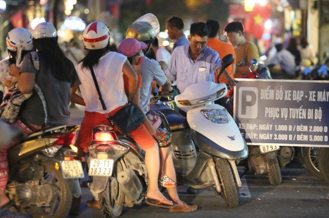 Công an trông giữ xe ở phố đi bộ hồ Gươm - ảnh 2
