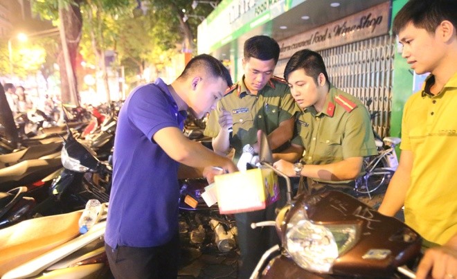 Công an trông giữ xe ở phố đi bộ hồ Gươm - ảnh 3