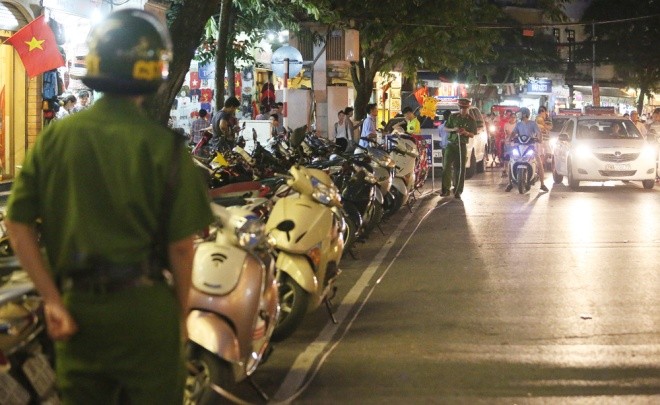 Công an trông giữ xe ở phố đi bộ hồ Gươm - ảnh 5